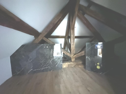 Offenes Bad einrichten mit sichtbarem Gebälk